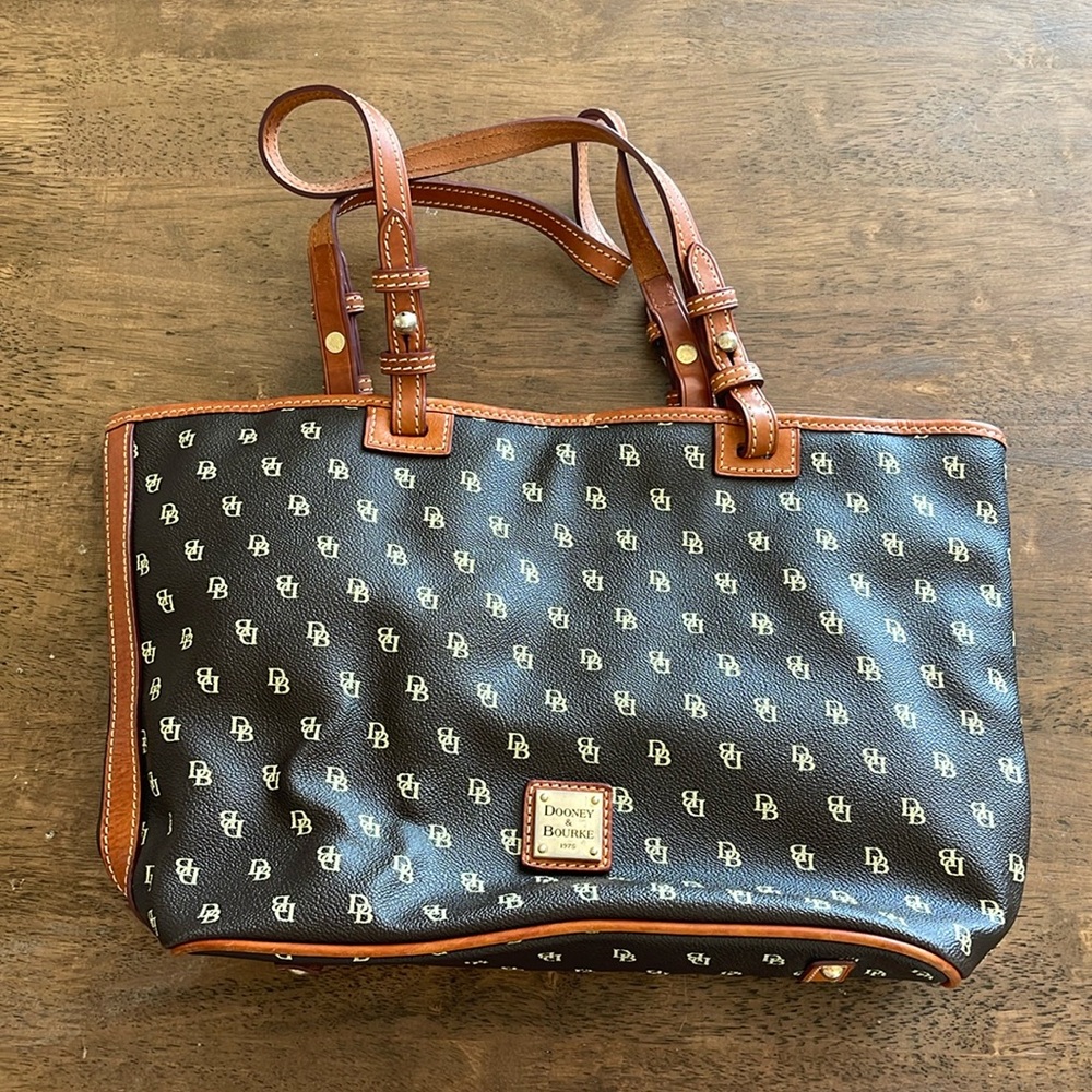Dooney & Bourke. Medium shoulder bag